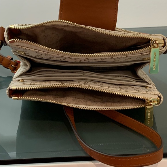 Michael Kors printed canvas crossbody bag - Picture 5 of 6